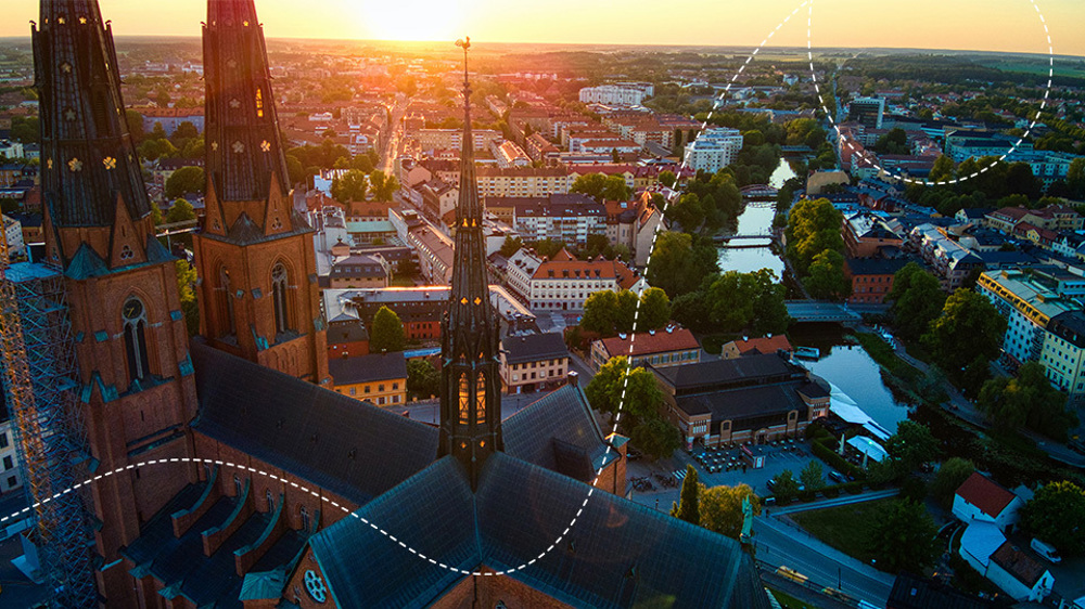 Utsikt över Uppsala med domkyrkan i kvällsljus.